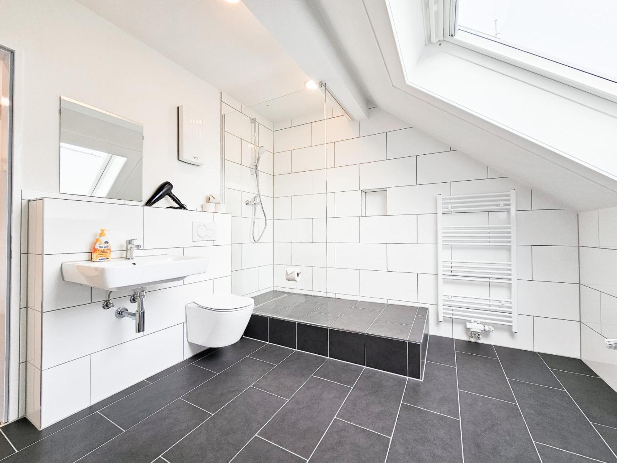 Raj Living - City Center Apartments With 5 Rooms - 10 Min Messe Dus Düsseldorf Buitenkant foto